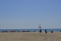 Una niña de 4 meses es atendida en la playa de Puerto de Sagunto por una parada respiratoria