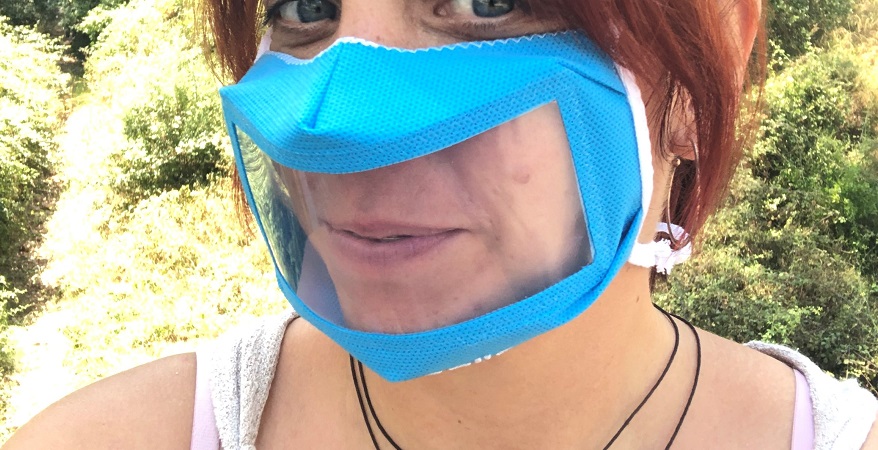 Una empresa local crea mascarillas transparentes para facilitar las rutas turísticas inclusivas y la comunicación con personas con dificultades auditivas