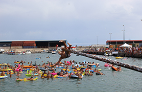 Las cucañas cierran las fiestas Patronales de Puerto de Sagunto