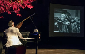 Jorge Gil Zulueta interpreta el espectáculo ‘Piano de Cine’ en la Casa Municipal de Cultura