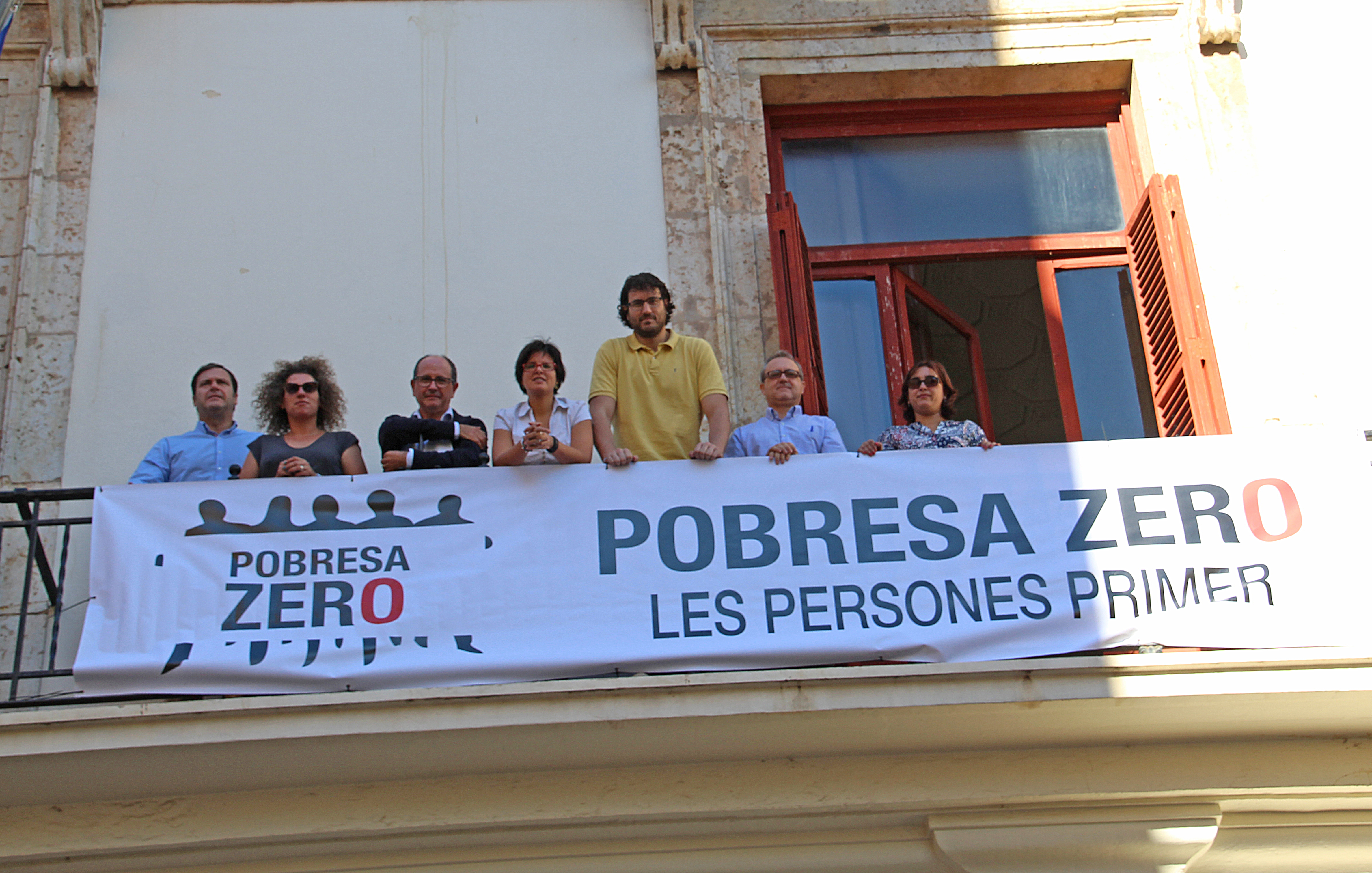 El Ayuntamiento de Sagunto ha colgado una pancarta de Pobreza Cero en la fachada del Consistorio y en el Casal Jove