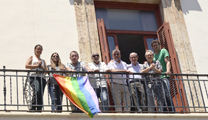 La bandera LGTB+ vuelve a ondear en el balcón del Ayuntamiento de Sagunto