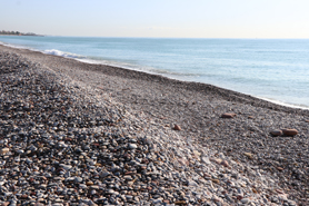 Costas prepara una actuación inminente para retirar grava en la playa de Almardà