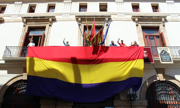El Ayuntamiento de Sagunto y la Tenencia de Alcaldía ondean la bandera republicana al ritmo del himno de Riego