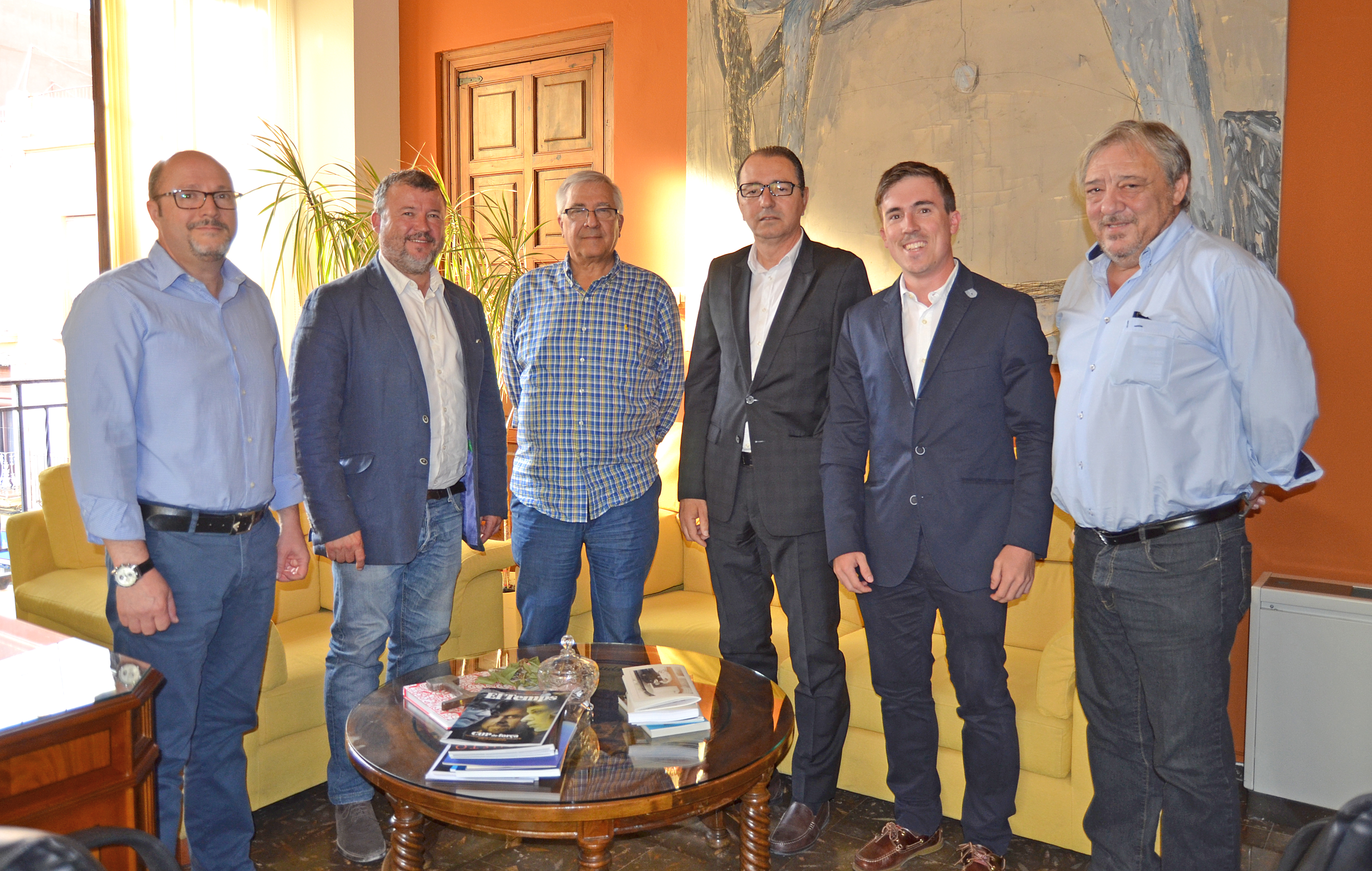 El alcalde de Sagunto se reúne con la nueva junta directiva de la cofradía de la Puríssima Sang de Nostre Senyor Jesucrist
