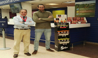 El concejal de Juventud, Guillermo Sampedro, recoge los lotes de regalos de Carrefour en colaboración con el festival Mangetsu