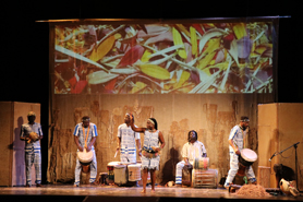 Cerca de 1.200 escolares asisten al espectáculo 'Teranga. El legado de los griots de Senegal' en la Casa de la Cultura
