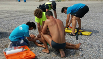 El servicio de socorrismo realiza con éxito un simulacro de salvamento en la playa de Almardà