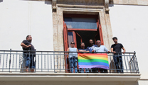 El consistorio pone la bandera arcoíris en el balcón del ayuntamiento