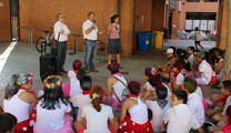 El Ayuntamiento de Sagunto entrega unas mochilas a los alumnos del CEIP Mediterráneo tras participar en el proyecto Bicicoleando