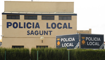 Policía Local detiene a dos hombres y Bomberos sofoca el incendio de un vehículo