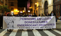 La manifestación “Feminisme en lluita- Dones Lliures- Enderrocant fronteres” conmemora a las mujeres en Sagunto 