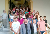 El alcalde y el delegado de Educación reciben a los alumnos que obtuvieron premios extraordinarios de rendimiento académico