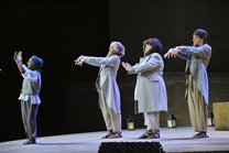 Mónica Oltra asiste a la obra La Asamblea de las Mujeres en Sagunt a Escena