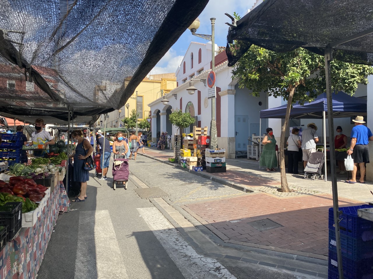 Los mercados municipales continuarán en sus días habituales y acotarán sus espacios para controlar el aforo