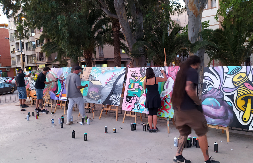 Cinco artistas locales del grafiti pintan sendos lienzos en una intervención colectiva llamada ‘Graffusió’