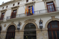 Las banderas de los edificios municipales ondean a media asta por el accidente de tráfico en Barracas en el que han muerto dos personas de Puerto de Sagunto